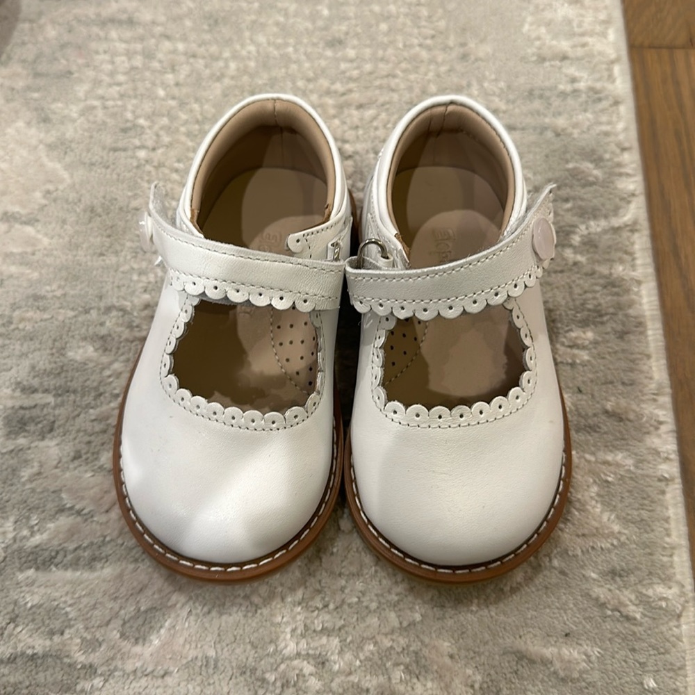 Like New Elephantino white Scallop Mary Jane flat shoes Size 20/5